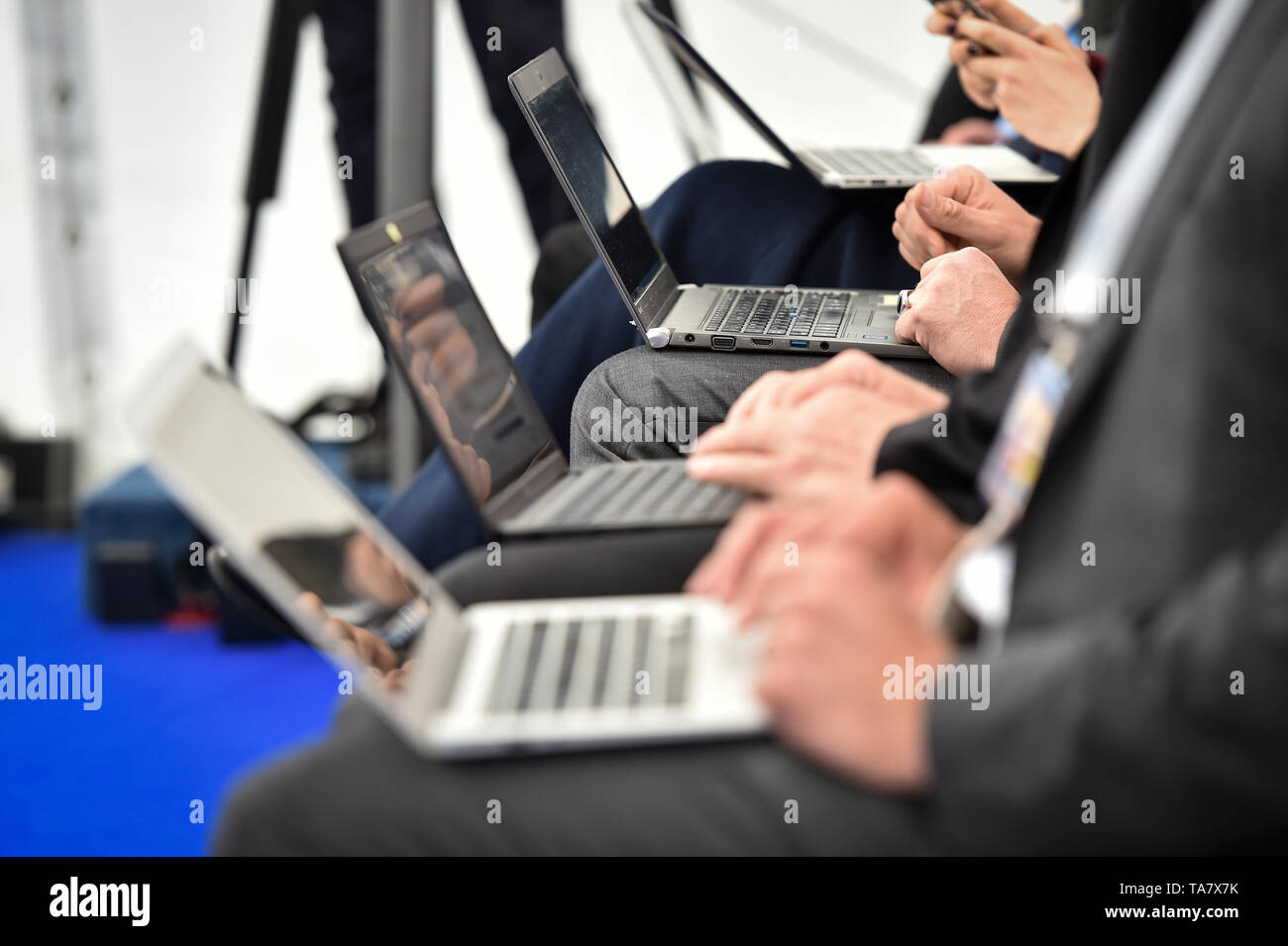 Detalle con periodistas manos escribiendo en portátiles durante una conferencia de prensa Foto de stock