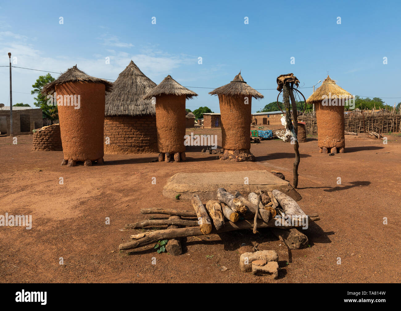 los-graneros-con-techos-de-paja-en-una-aldea-senufo-distrito-niofoin-savanes-costa-de-marfil-ta814w.jpg