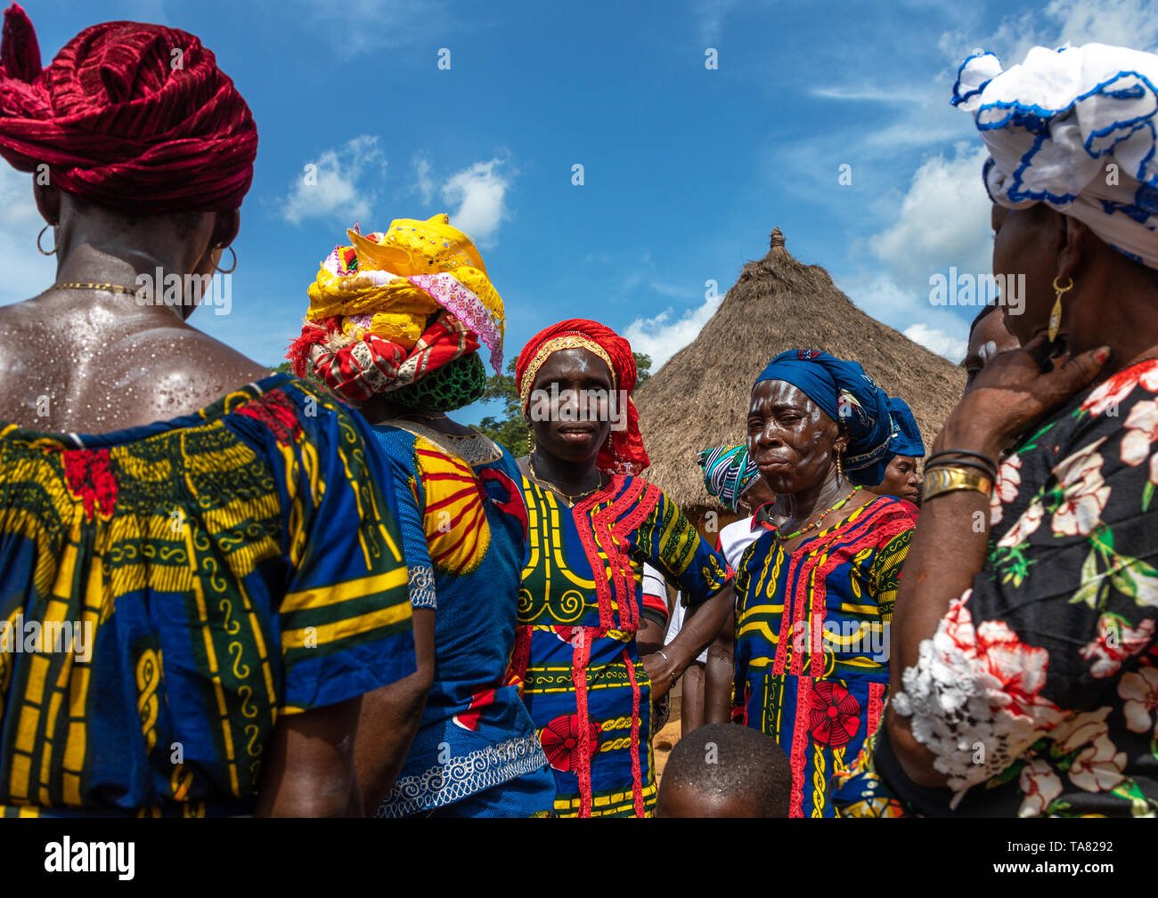 La tribu de Dan mujeres celebrando la cosecha de ñame en un pueblo, Bafing, Godoufouma, Costa de