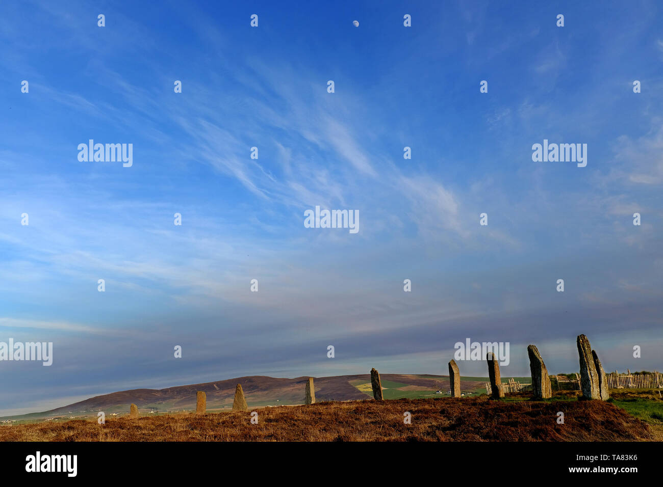 Las Islas Orkney, Continental, el neolítico piedras del anillo de Brodgar al atardecer el 8 de mayo de Escocia - 19th. Viaje por Escocia Foto Samantha Z Foto de stock