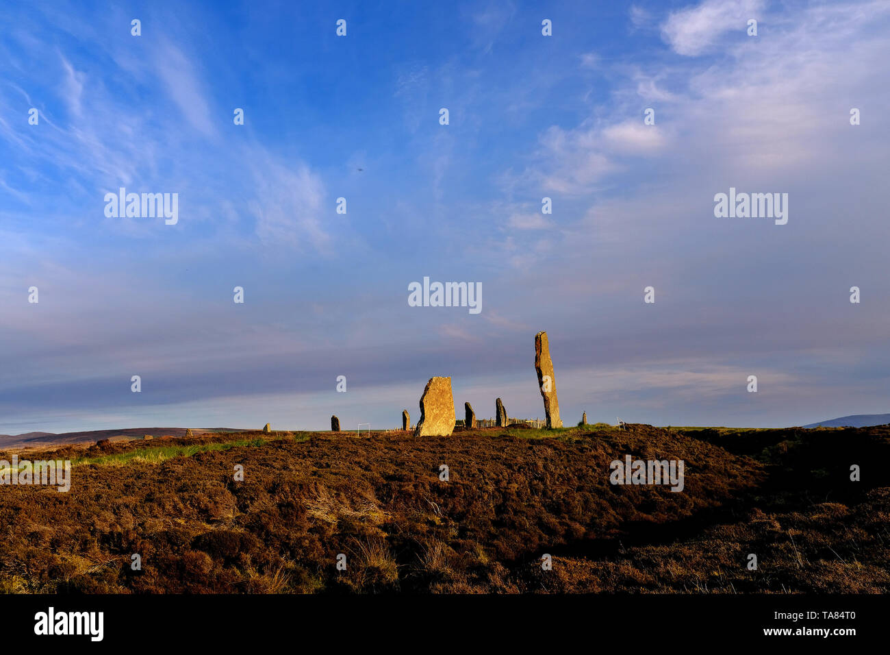 Las Islas Orkney, Continental, el neolítico piedras del anillo de Brodgar al atardecer el 8 de mayo de Escocia - 19th. Viaje por Escocia Foto Samantha Z Foto de stock