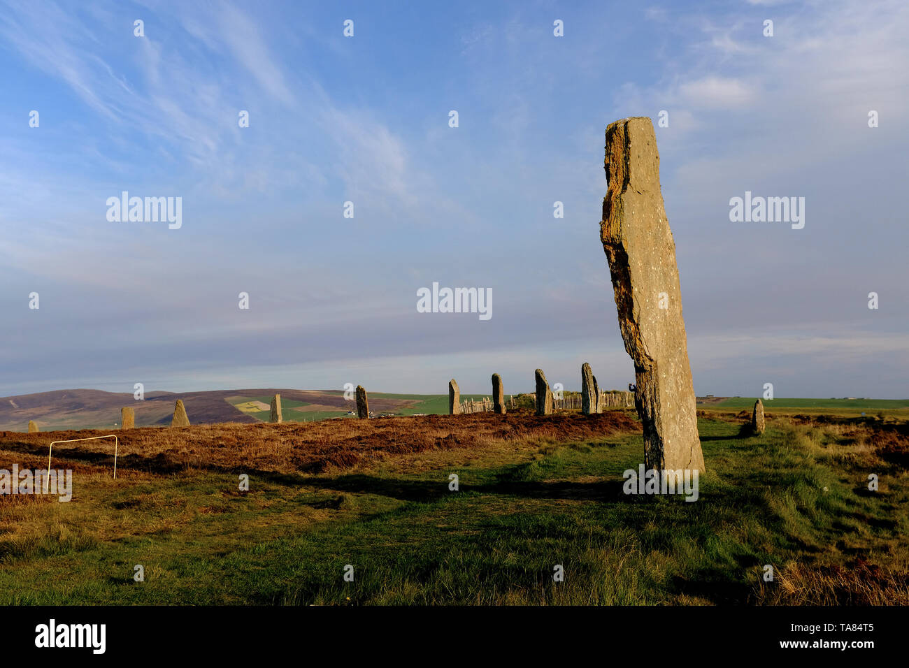 Las Islas Orkney, Continental, el neolítico piedras del anillo de Brodgar al atardecer el 8 de mayo de Escocia - 19th. Viaje por Escocia Foto Samantha Z Foto de stock