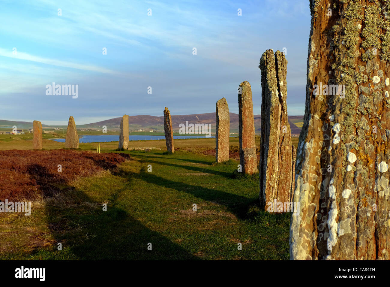 Las Islas Orkney, Continental, el neolítico piedras del anillo de Brodgar al atardecer el 8 de mayo de Escocia - 19th. Viaje por Escocia Foto Samantha Z Foto de stock