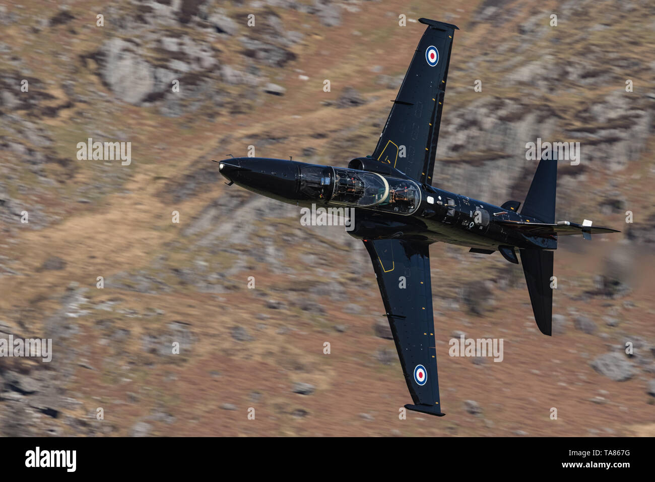 RAF Hawk volando bajo nivel a través del bucle de Mach en Gales, Reino Unido Foto de stock
