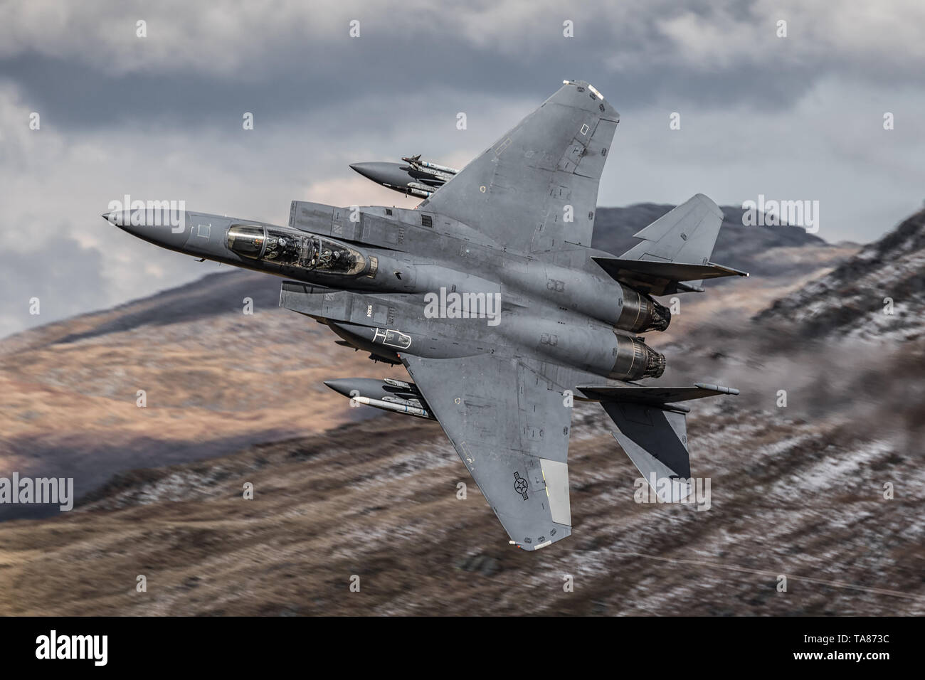 USAF F-15E Strike Eagle volando bajo nivel a través del bucle de Mach en Gales, Reino Unido Foto de stock
