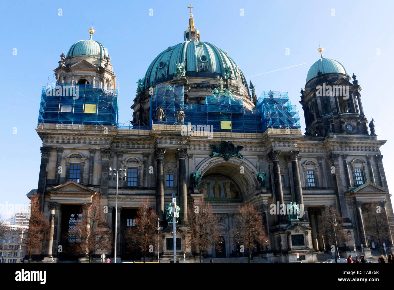 Berliner Dom - Berlín es hoy una ciudad muy interesante e inspirador. Su mezcla de historia, arte, expresión, creatividad y modernidad om lo hacen único. Foto de stock