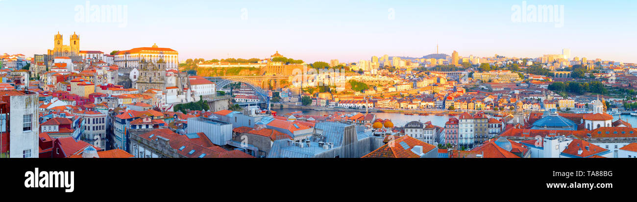 Vista panorámica de Ribeira - Porto Ciudad Vieja y Villa Nova de Gaia, al atardecer. Portugal Foto de stock
