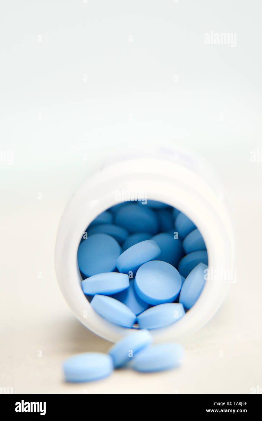 Medicina botella llena de pastillas. Foto de stock