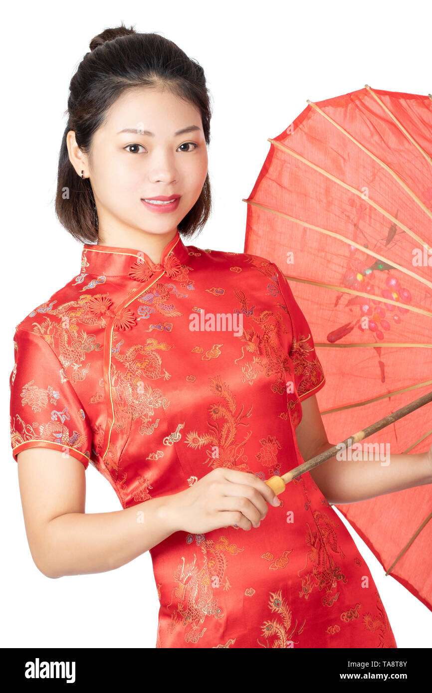 Hermosa mujer china vistiendo un traje tradicional conocido como un  Cheongsam o Chipao aislado sobre un fondo blanco Fotografía de stock - Alamy
