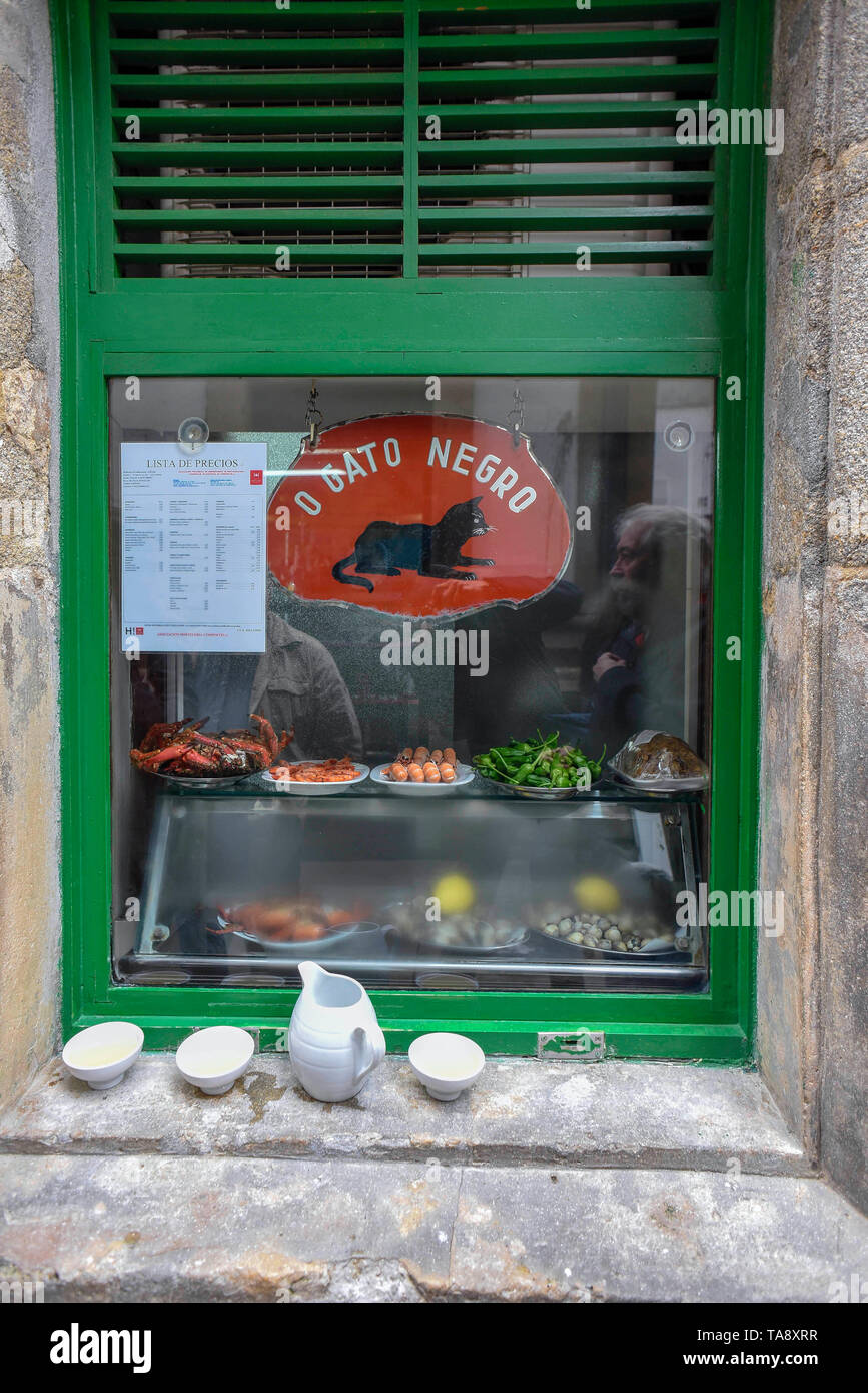 En España, El Gato Nero (el gato negro) famoso restaurante bar en Santiago  de Compostela, A Coruña, Galicia, España Foto © Fabio  Mazzarella/Sintesi/Alam Fotografía de stock - Alamy