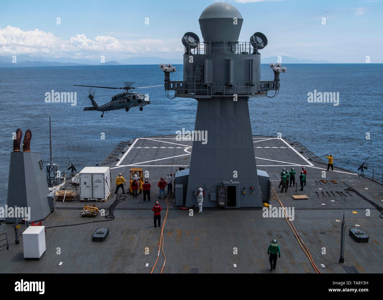 190520-N-EI510-0114 MAR MEDITERRÁNEO (Mayo 20, 2019) un helicóptero MH-60 Seahawk, asignado al escuadrón de helicópteros de combate de mar (HSC) 28, aterriza en la cubierta de vuelo del Blue Ridge clase de comando y control del buque USS Mount Whitney (LCC) 20 en el Mar Mediterráneo, 20 de mayo de 2019. Mount Whitney, desplegadas en Gaeta, Italia opera con una combinación de tripulación de marineros estadounidenses y Transporte Marítimo Militar comando mariners de servicio civil en los EE.UU. 6ª Flota de la zona de operaciones en apoyo de los intereses de seguridad nacional de EE.UU. en Europa y África. (Ee.Uu. Navy photo by Mass Communication Specialist 2nd Class Scott Foto de stock