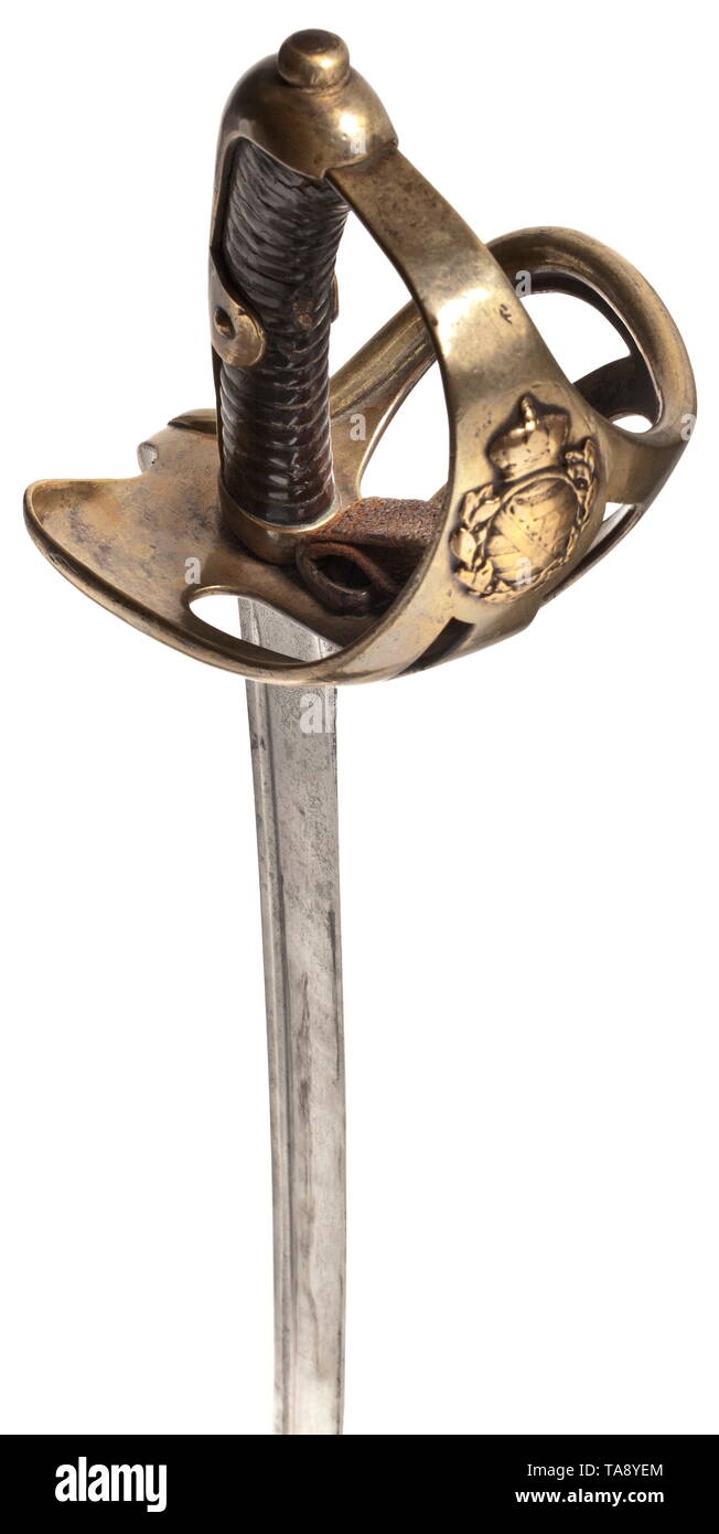 Un sable M 1867 por soldados del Regimiento de Caballería de guardias blade ligeramente curvo con ranuras en ambos lados, el anverso grabada con una corona/'ar' marca de inspección e idénticos, el retroceso con el escudo de armas de Sajonia, en el reverso de la hoja de la marca del fabricante "P. Knecht en Solingen'. Basket Hilt de latón dorado con el escudo de armas aplicado en latón y barra de refuerzo remachada en el anverso, marca de inspección de una corona/'IK' y sello de la unidad "G.R.81'. Mango cubierto de cuero. Vaina de hierro con bucles suspensión rígida, el medallón con el número coincidente, Additional-Rights-Clearance-Info-Not-Available Foto de stock