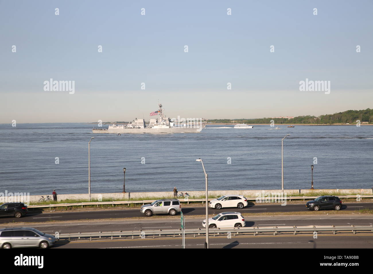 Un buque de la Marina de EE.UU. pasa a través de la flota Verrazzano-Narrows, durante la semana en Nueva York, en Fort Hamilton, NY, 22 de mayo de 2019. FWNY proporciona una oportunidad para que los ciudadanos de la ciudad de Nueva York y el área tri-estatal circundantes para interactuar con los marineros, infantes de Marina y Guardacostas y ver de primera mano las últimas capacidades de servicios marítimos de hoy. (Ee.Uu. Foto del Cuerpo de Infantería de Marina por el sargento. Paul T. Williams III) Foto de stock