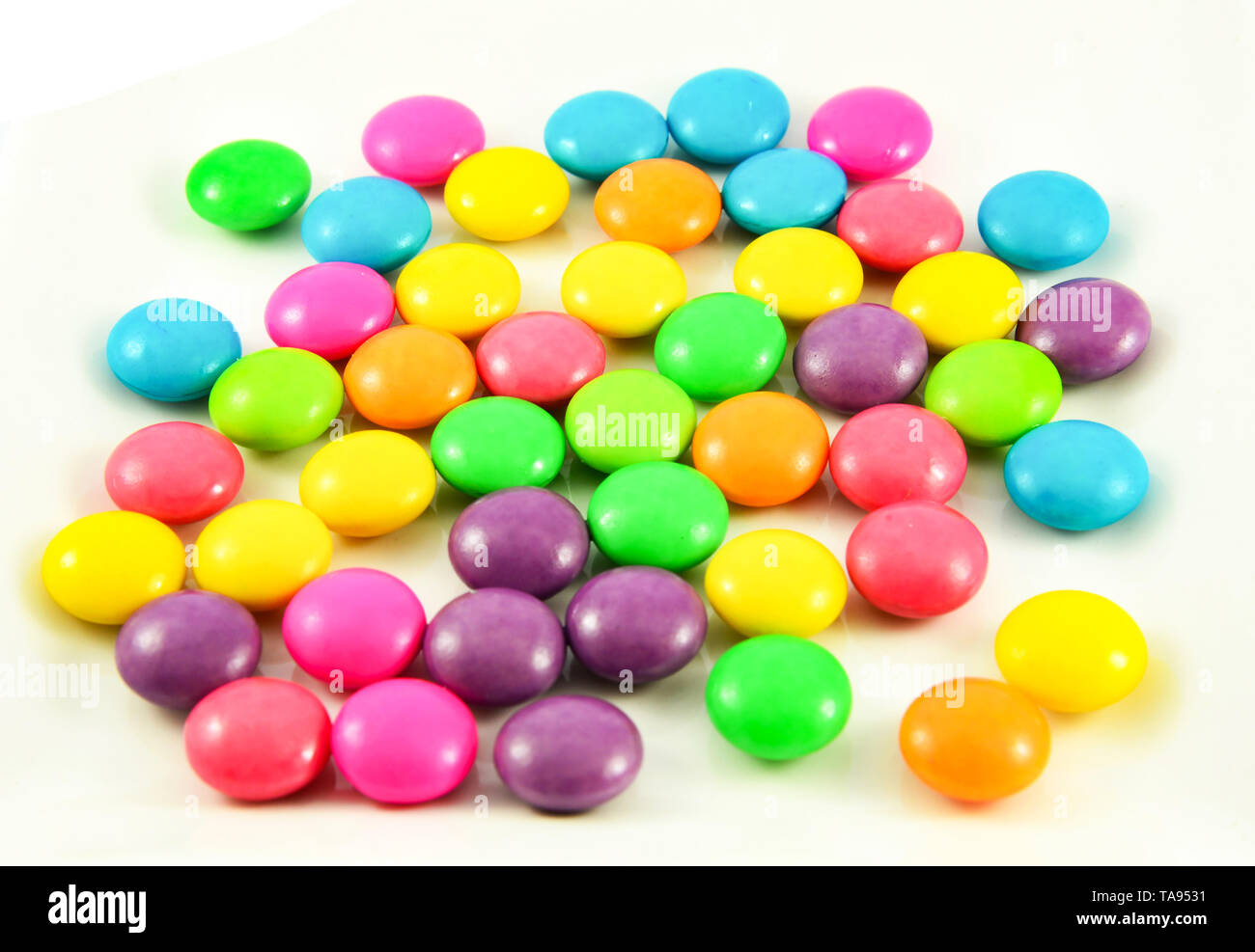 Caramelos de colores / color cerca del montón multi color caramelo sweety  chocolate recubiertos aislado sobre fondo blanco Fotografía de stock - Alamy