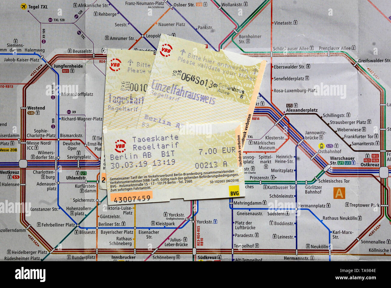 Comprobante de pago del metro de Berlín billetes de tarifa Fotografía de stock - Alamy Comprobante de pago del metro de Berlín billetes de tarifa Fotografía de stock - Alamy