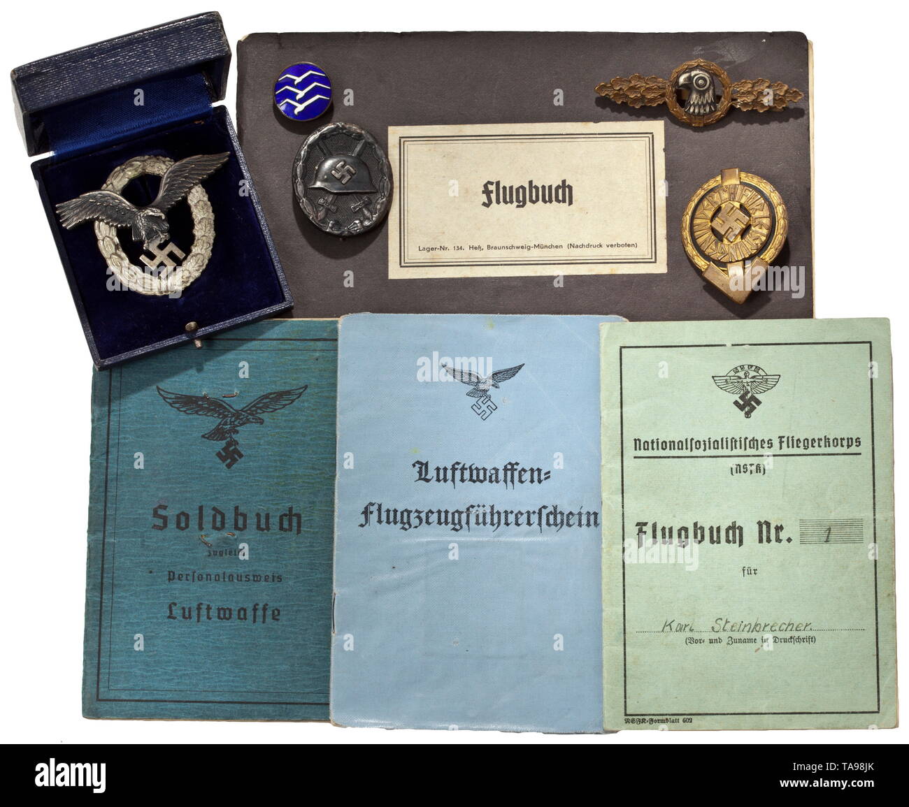 La finca de el piloto Karl Steinbrecher, 2nd/Unidad de Patrulla Marítima 126 pagar libro con fotografía, emitida el 26 de enero de 1944 (duplicado), con muchas entradas como premios, unidades del ejército, recibió el equipo. La licencia de piloto con la fotografía, de fecha 8 de mayo de 1944. Libro de registro de vuelo del NSFK, con fotografía y registrado 80 vuelos. Libro de registro de vuelo de la Luftwaffe, mantenido entre agosto de 1941 y junio de 1942 con aproximadamente 560 vuelos registrados, principalmente la formación de aviones. Insignia de piloto, chapado en plata de metales no ferrosos, el ennegrecido, doble águila remachada con maker's mark 'BSW', sólo Editorial-Use Foto de stock