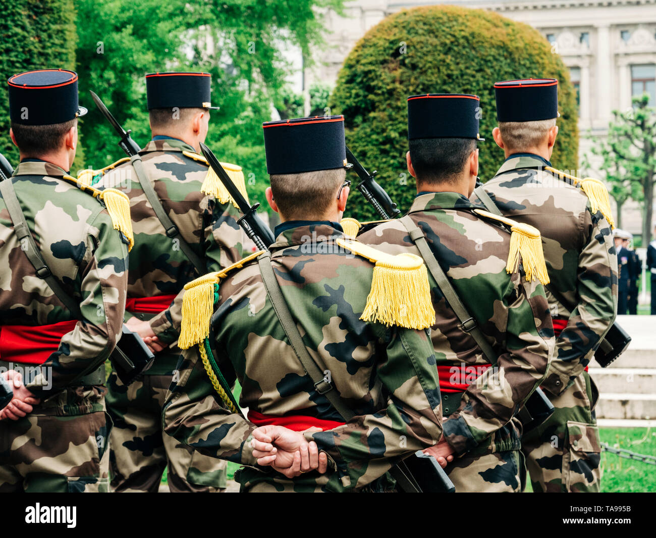 Los soldados fuertes en una ceremonia para conmemorar los aliados  occidentales de la Segunda Guerra Mundial victoria armisticio en Europa  marcando el 72º aniversario de la victoria sobre la Alemania nazi en