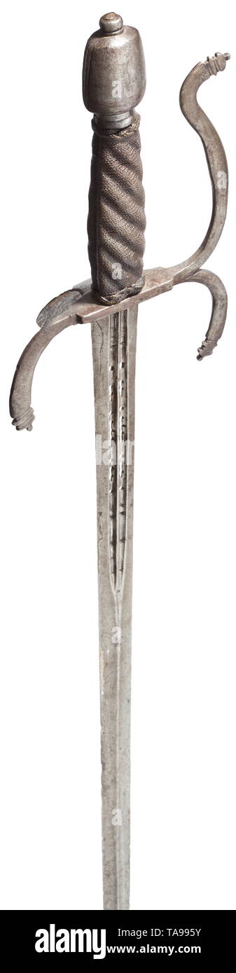 Una ropera Alemán, circa 1600 Hoja de doble filo de diamante (sección  ligeramente abreviada en el punto), con calados geométricos en el doble  fullers. Cinceladas knuckle-bow hilt con chapa de protección en