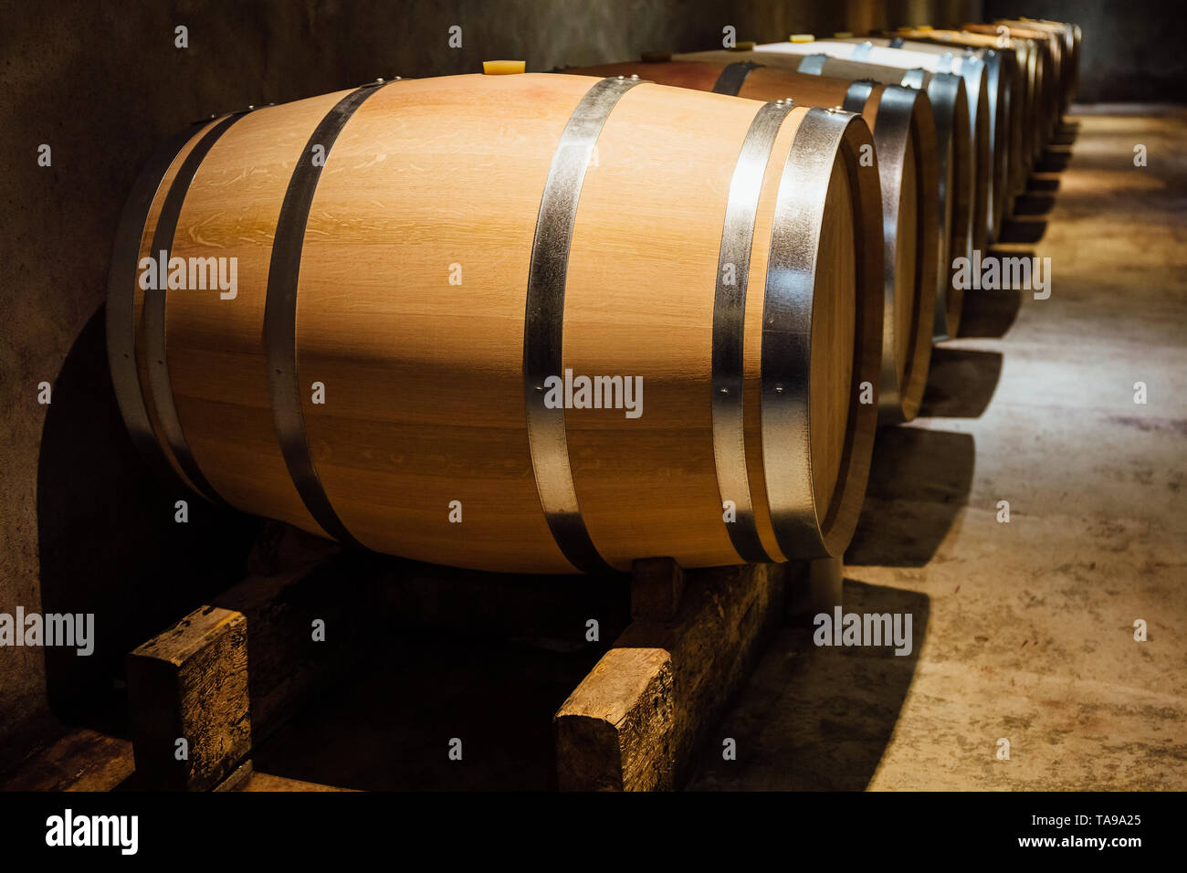 Maduración en barriles de roble de vino en una bodega. Foto de stock