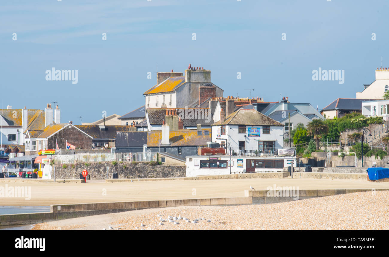 Lyme Regis, Dorset, Reino Unido. 23 de mayo de 2019. El clima del Reino Unido: una gloriosa mañana en la pintoresca playa en la ciudad costera de Lyme Regis. El popular complejo es tranquila y pacífica de hoy por delante del próximo mayo festivo. Se espera que las multitudes acuden a la popular playa de la próxima semana para disfrutar del agradable clima que se ha proyectado en la costa sur de Inglaterra. Crédito: Celia McMahon/Alamy Live News. Foto de stock