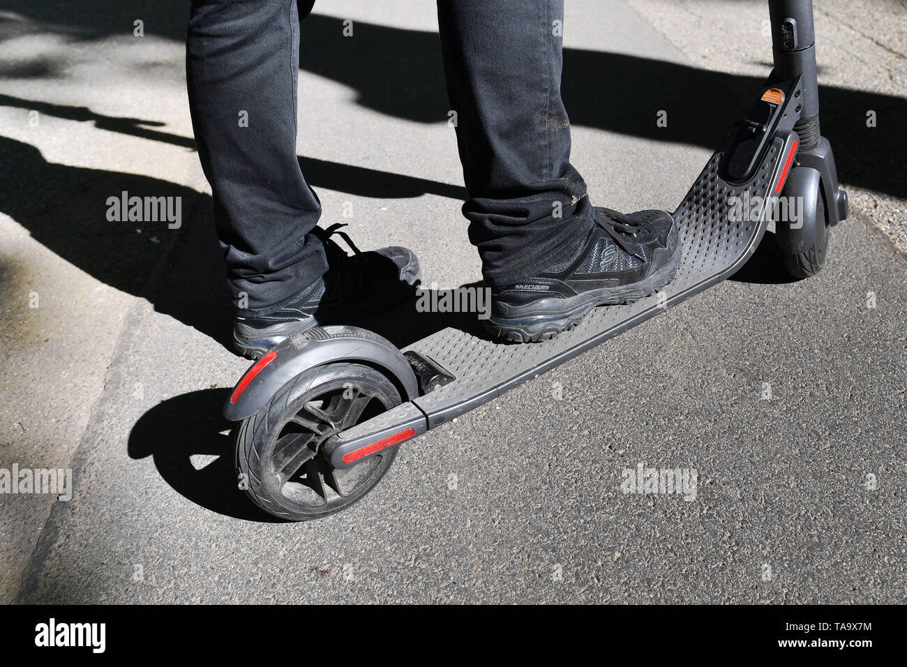 Stuttgart, Alemania. 23 Mayo, 2019. E-motos, scooters eléctricos, de cerca. | Uso de crédito en todo el mundo: dpa/Alamy Live News Foto de stock