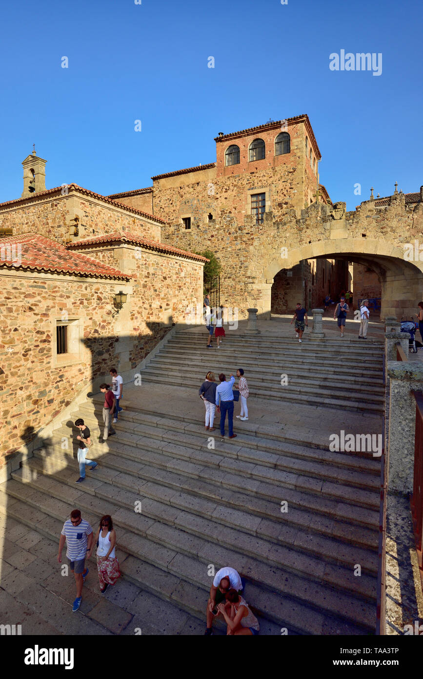 Arco de la Estrella, un sitio del Patrimonio Mundial de la Unesco. Cáceres, España Foto de stock