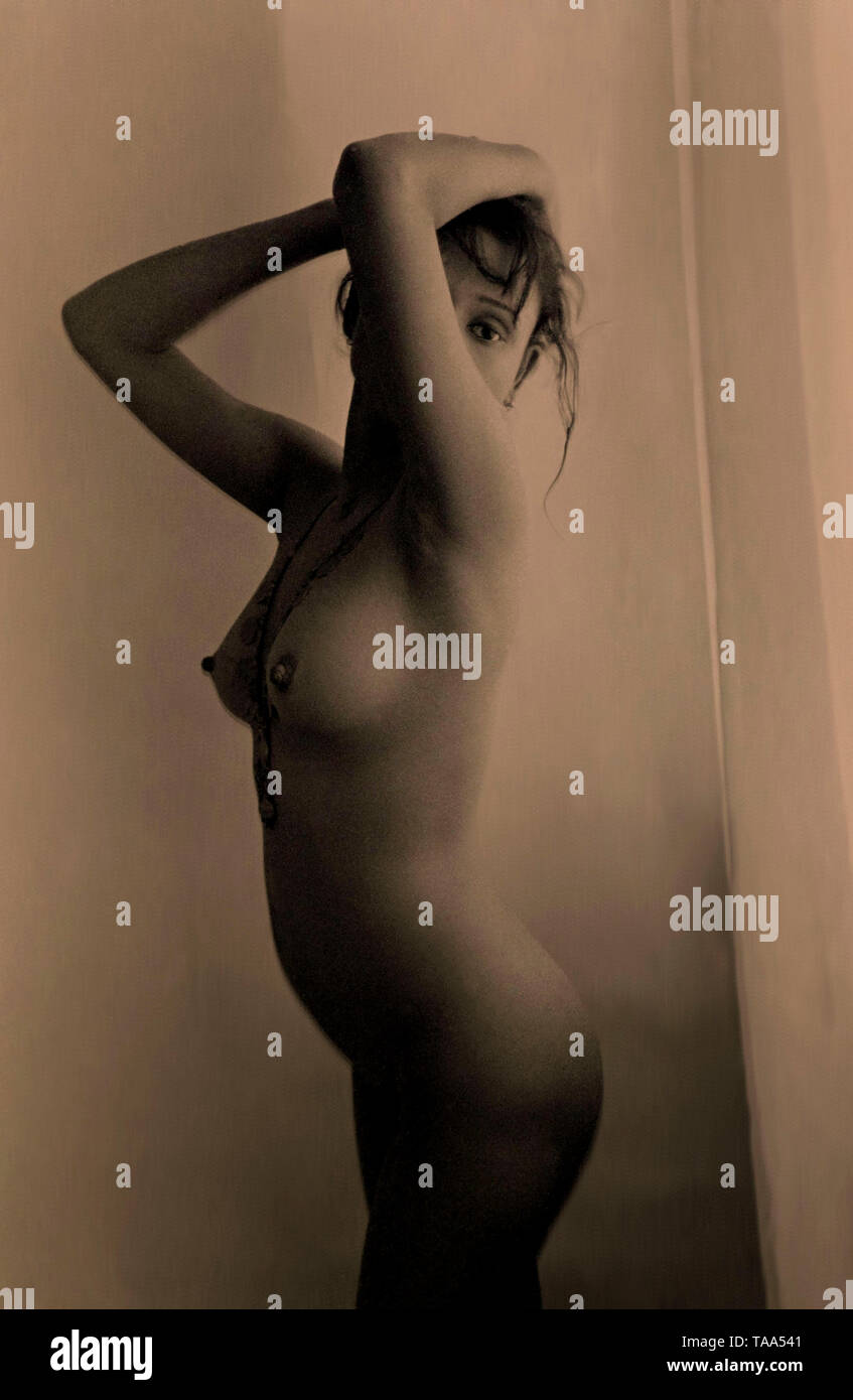 Perfil de mujer desnuda de manos en la cabeza Fotografía de stock - Alamy