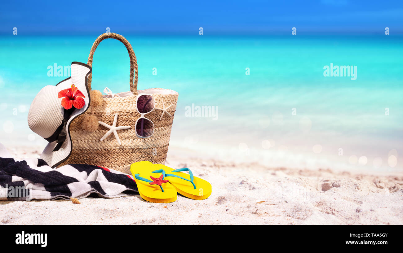 Bolsa de playa junto al mar - Verano en el mar Foto de stock
