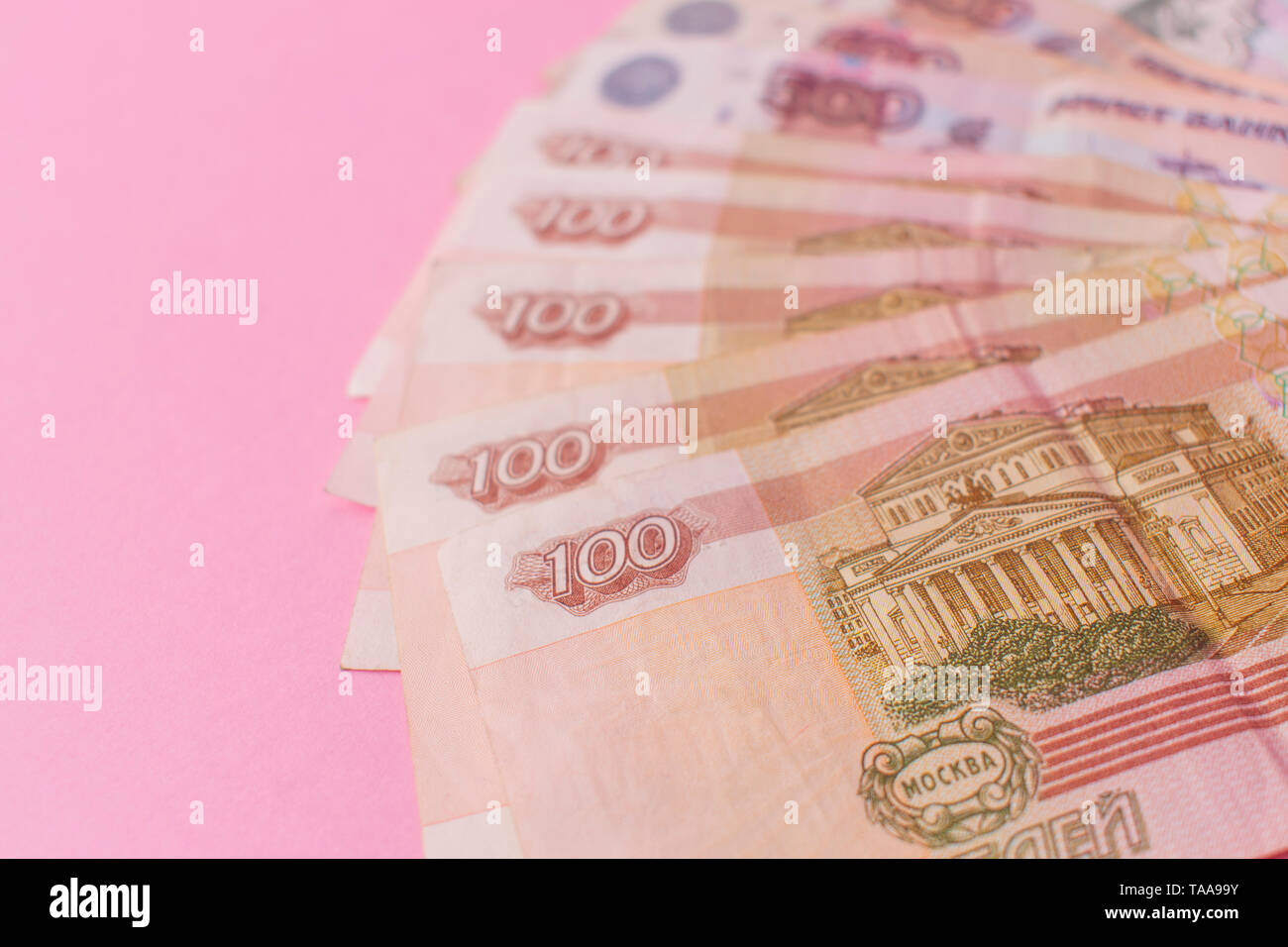 Un fajo de dinero ruso en forma de abanico en un fondo de color rosa. El concepto de pobreza, falta de dinero, la pobreza. Copie el espacio. Foto de stock