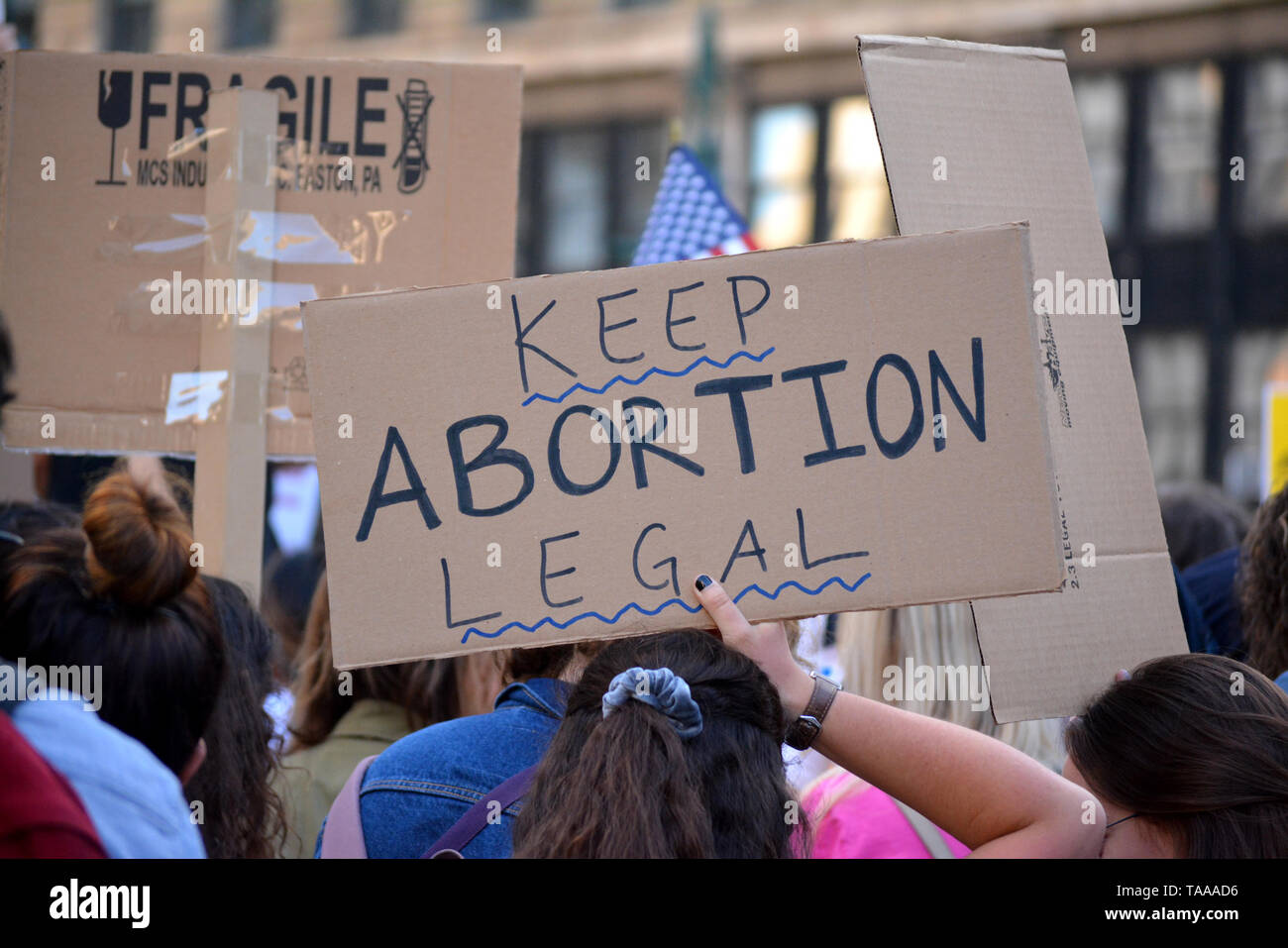 La gente en la Ciudad de Nueva York protestando por las prohibiciones del aborto barre en partes de los Estados Unidos Foto de stock