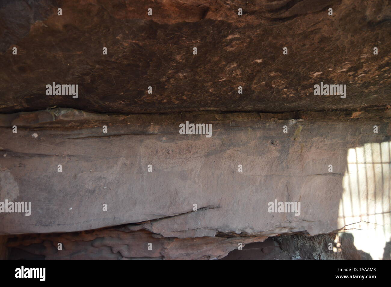 El 28 de diciembre de 2013. Albarracín, Teruel, Aragón, España. Cueva con pinturas rupestres Epipaleolítico, Neolítico, esquema de estilo levantino, Semi-esquema en Foto de stock