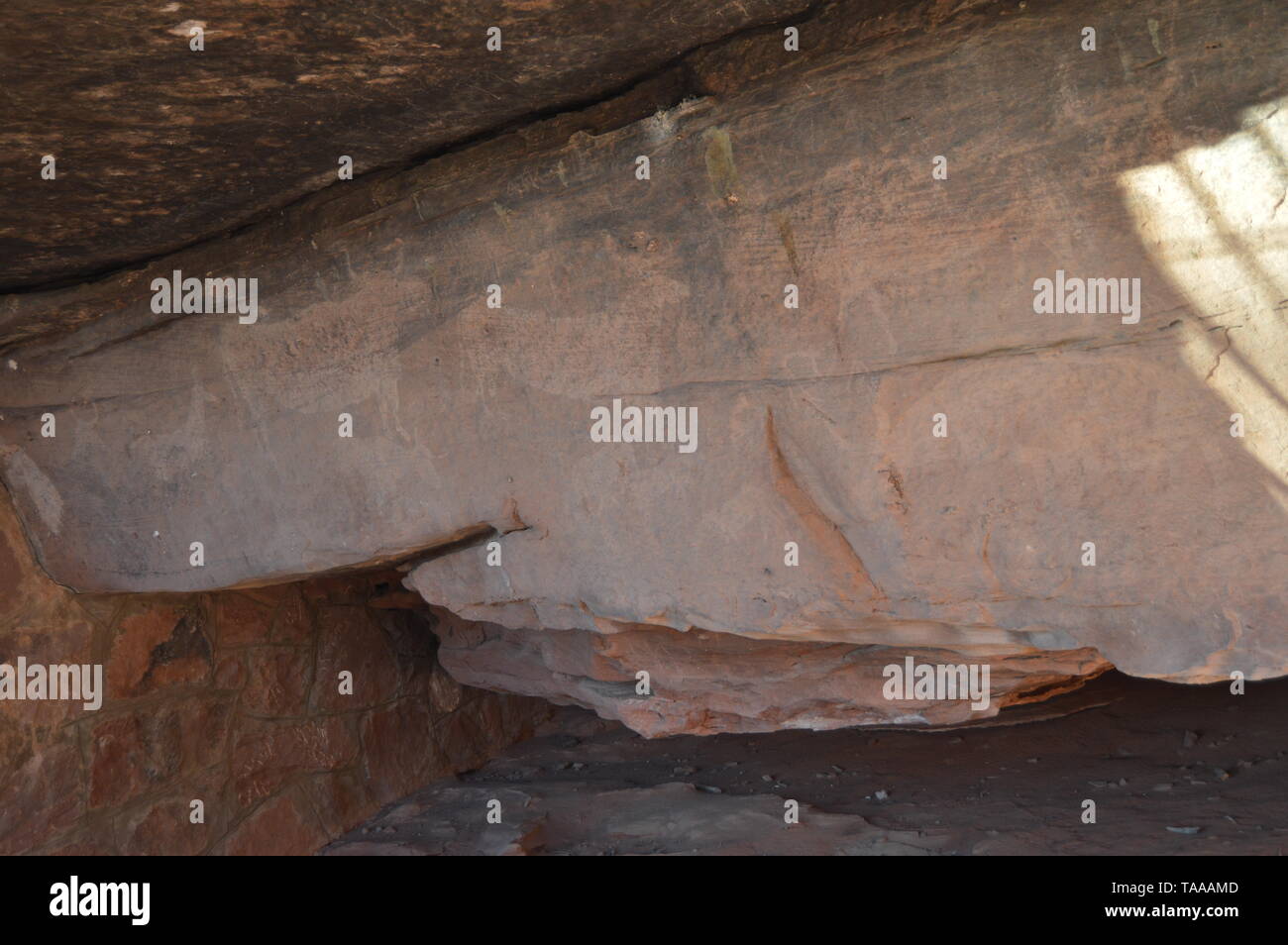El 28 de diciembre de 2013. Albarracín, Teruel, Aragón, España. Cueva con pinturas rupestres Epipaleolítico, Neolítico, esquema de estilo levantino, Semi-esquema en Foto de stock