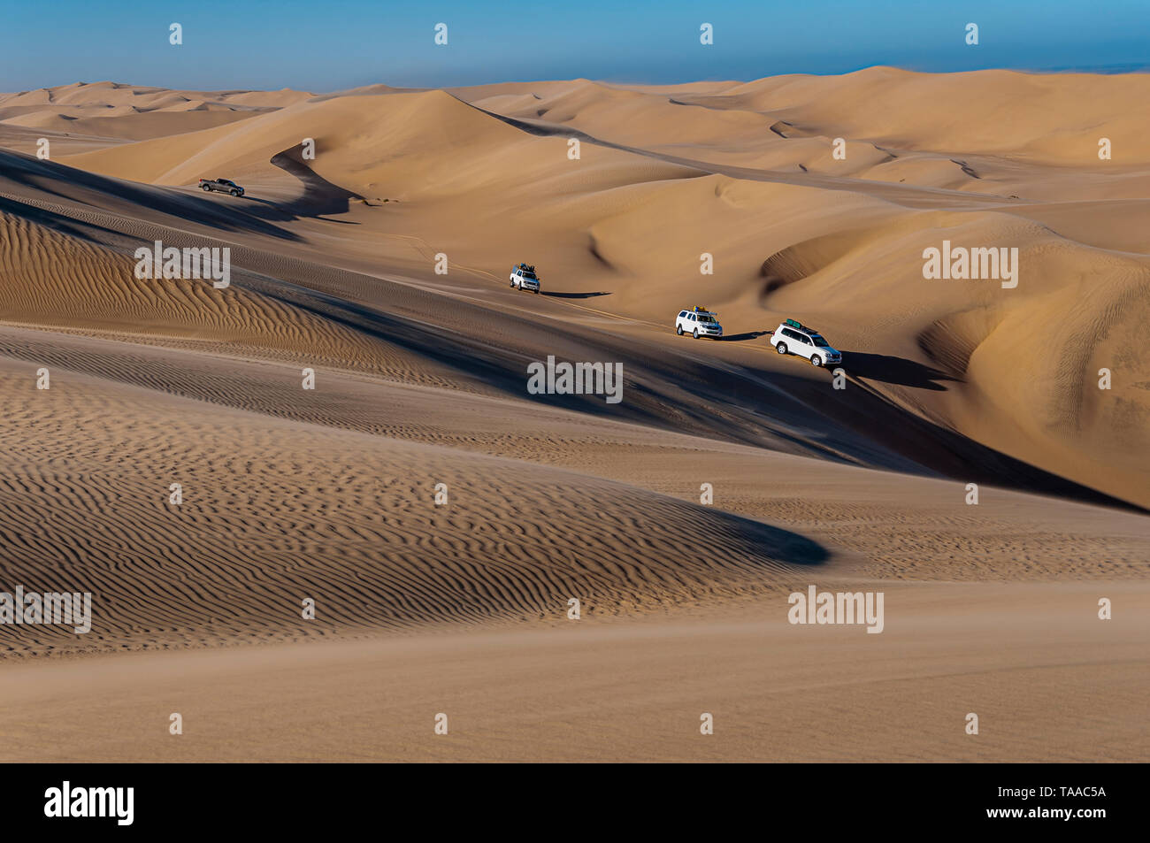 Los vehículos con tracción en las cuatro ruedas siga en un convoy, ya que la excursión por el desierto de Namib de Namibia. Foto de stock