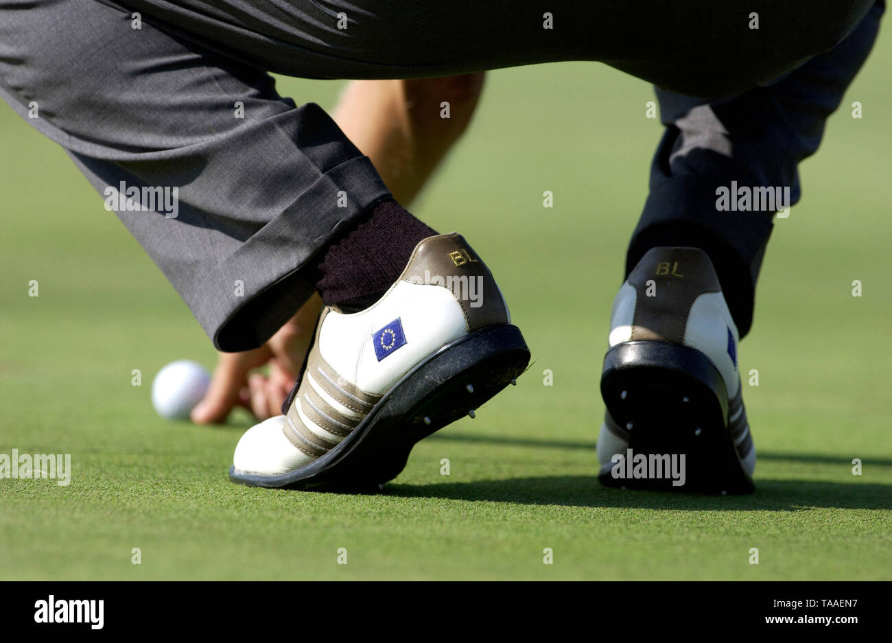 Gut LŠrchenhof en Pulheim, cerca de Colonia, Alemania, 19.9.2003, Golf:  Linde German Masters Tournament --- Bernhard Langer (GER), zapatos con  bandera europea. Marca la posición de la pelota en el putting green
