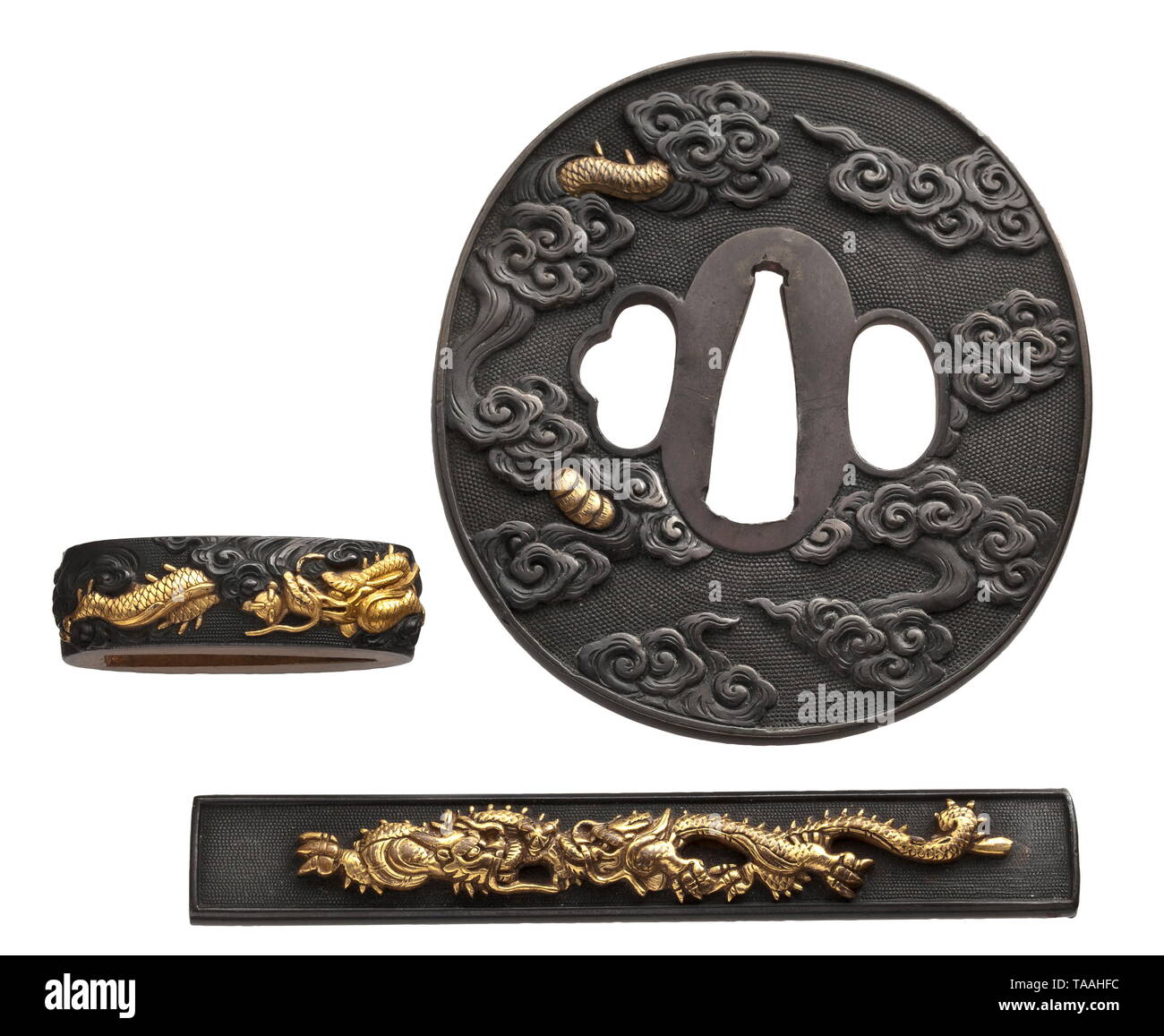 Fijaciones para un daisho japonés, a finales del periodo Edo y posteriormente Nigurome tsuba daisho en Edo kinko estilo con el relieve de un dragón entre nubes, frota ligeramente. 7.4 y 8 cm de diámetro. Dos shakudo fuchi kashira en Goto estilo también con dragon en tierra nanako, uno inscrito "Hayashi". Shakudo kozuka y kogai con motivo de dragón y un par de baño fundido, menuki trabajó también en estilo Goto. En el caso de terciopelo rojo oscuro de piel. Conjunto finamente trabajados realizados por diversos artistas. histórico, histórico, Japonés, Asiático, Asia, el Lejano Oriente, objeto, los objetos, st-Clearance-Info-Not-Available Additional-Rights Foto de stock