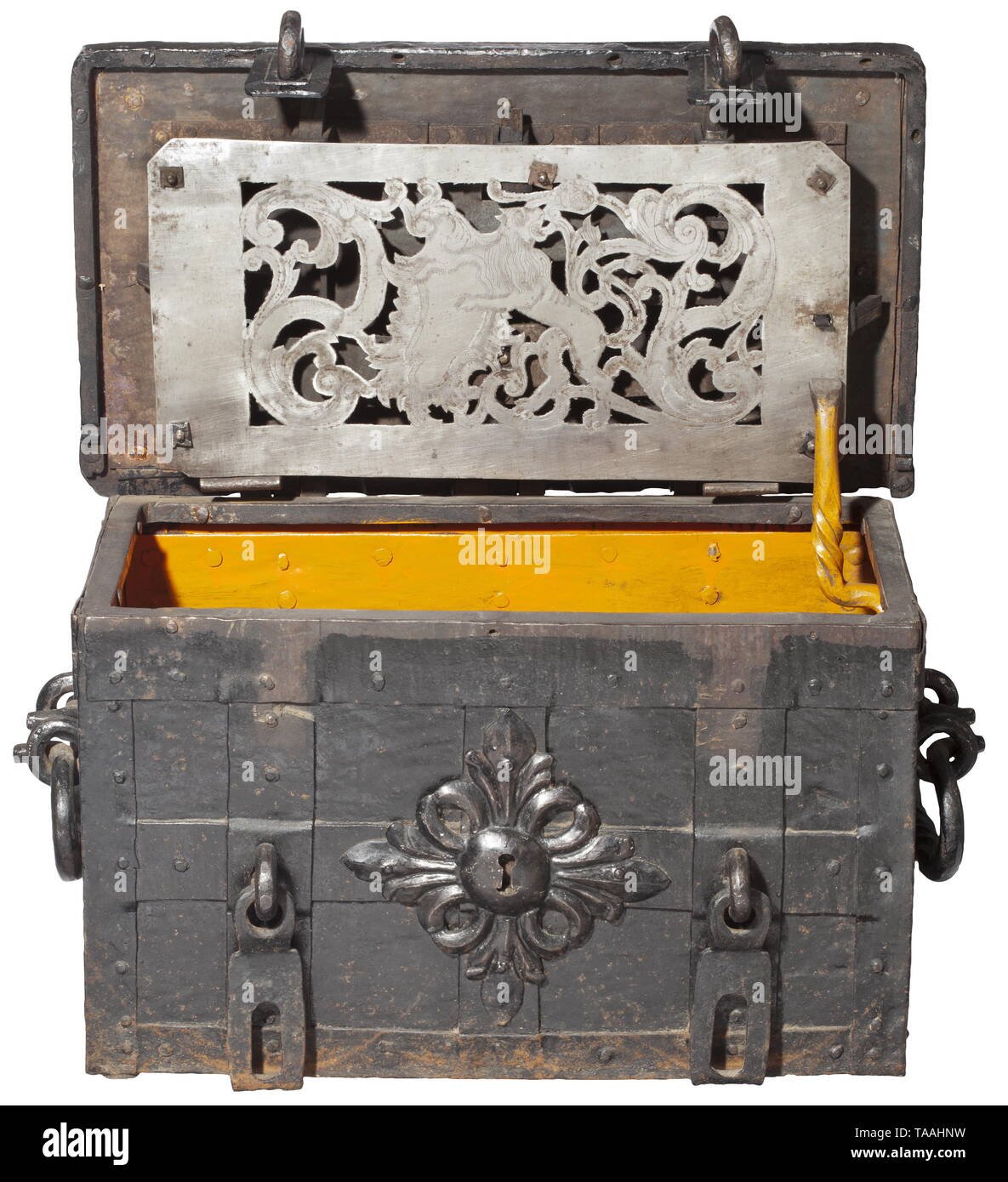 Una pequeña caja fuerte Alemán, primera mitad del siglo XVIII Cuerpo de  hierro hoja rectangular con correa de hierro remachado los racores. False  keyhole persiguieron con escudo en la parte delantera, dos