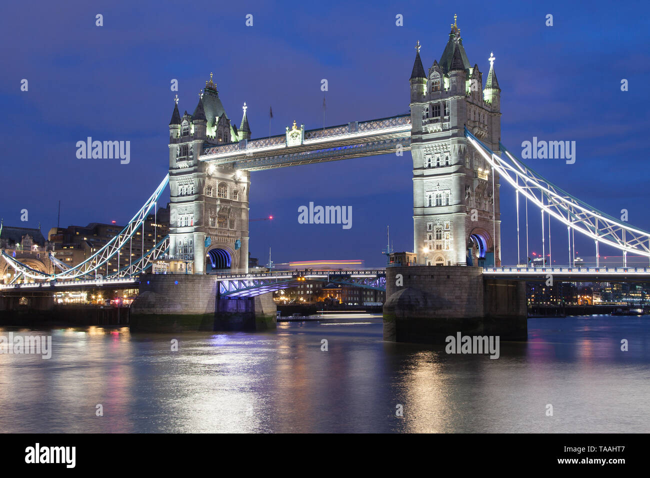 En la noche del Tower Bridge, Londres, Reino Unido. Foto de stock