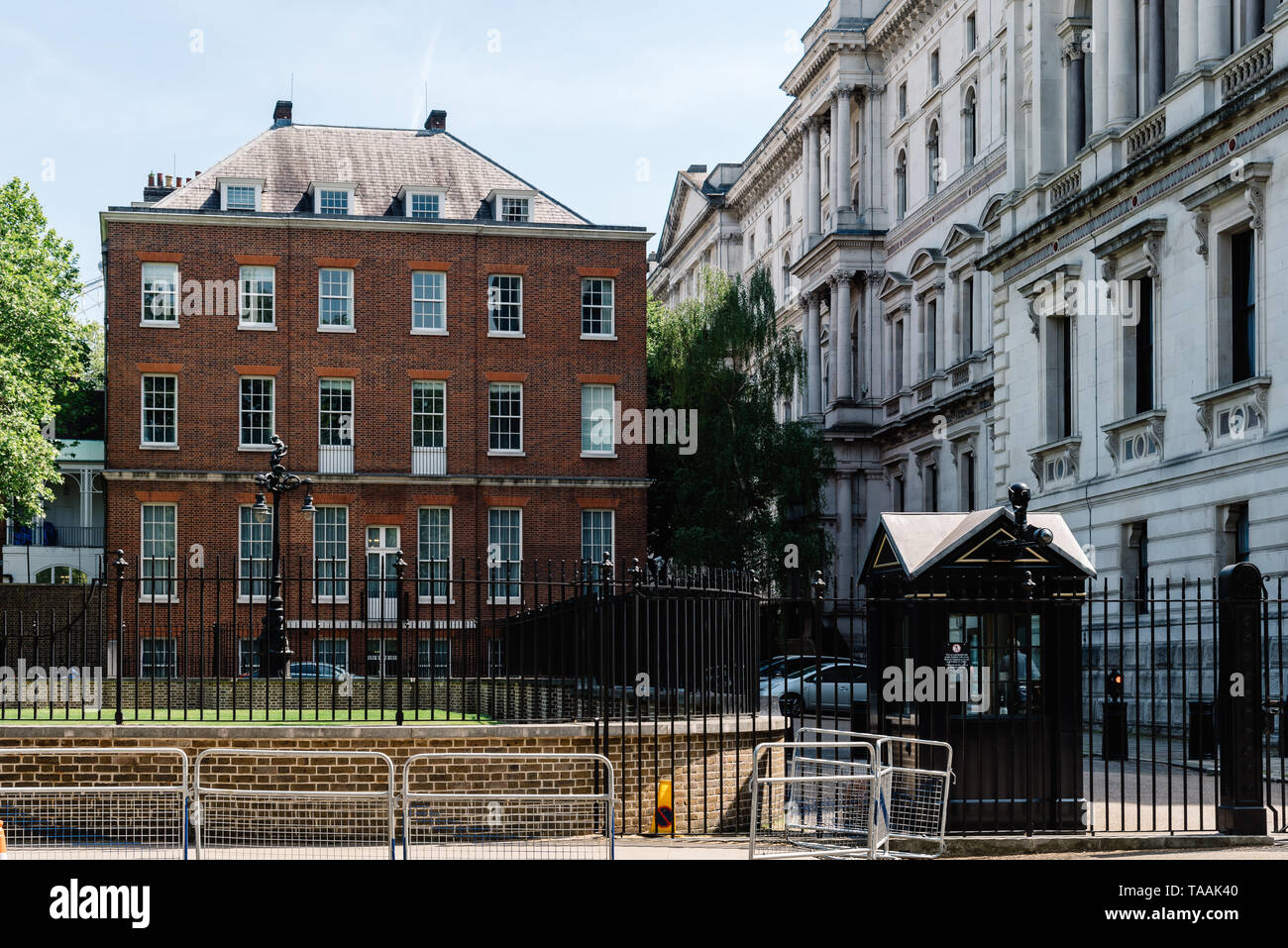 Londres, Reino Unido - 14 de mayo de 2019: puerta de entrada posterior al 10 de Downing Street, en la ciudad de Westminster, Londres, Reino Unido. El 10 de Downing Street es la residencia de t Foto de stock
