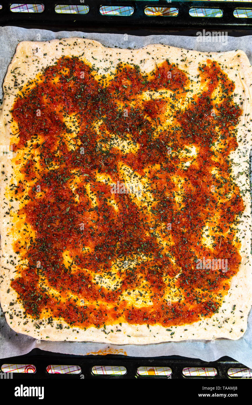 Masa leudado caseros en un horno para pizzas Fotografía de stock - Alamy