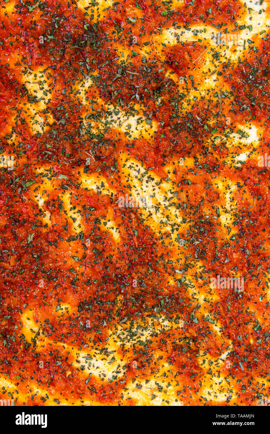 Masa leudado caseros en un horno para pizzas Fotografía de stock - Alamy