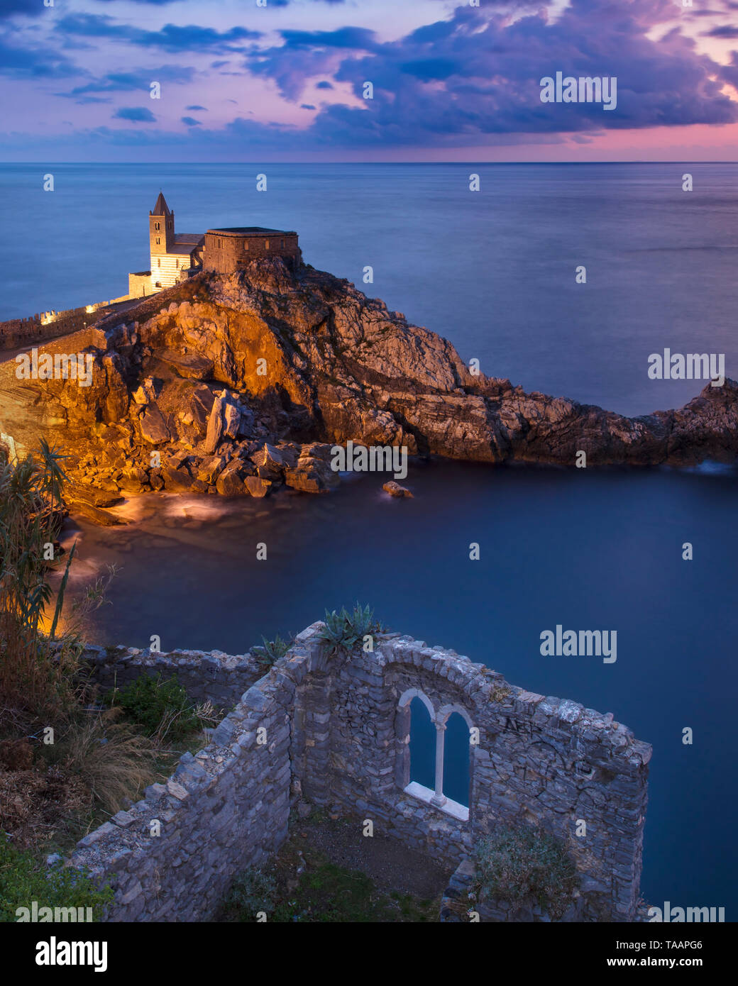 Crepúsculo en la Iglesia de San Pietro, Portovenere, Liguria, Italia Foto de stock