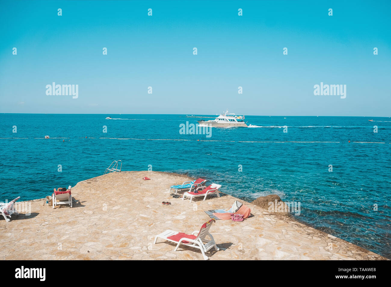 Las playas más limpias en el mundo. Playa Paraíso es una calma Sunny Beach  en la costa. El paisaje estacional de Croacia invita al senderismo, camping  Fotografía de stock - Alamy