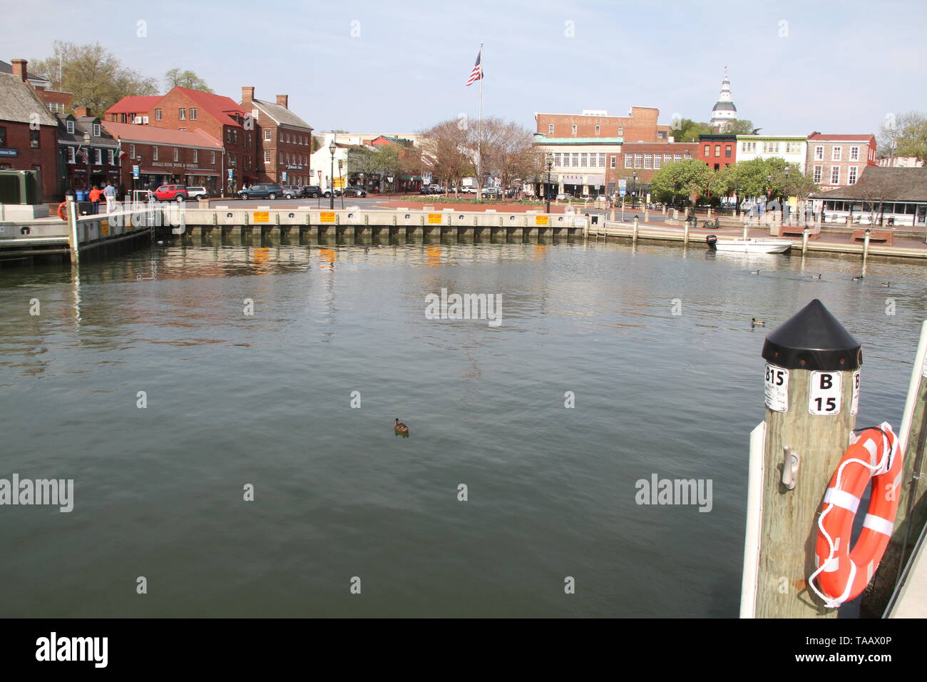 Vista de la ensenada del centro de Annapolis desde el famoso Ego Alley en Annapolis, MD, EE.UU. Foto de stock