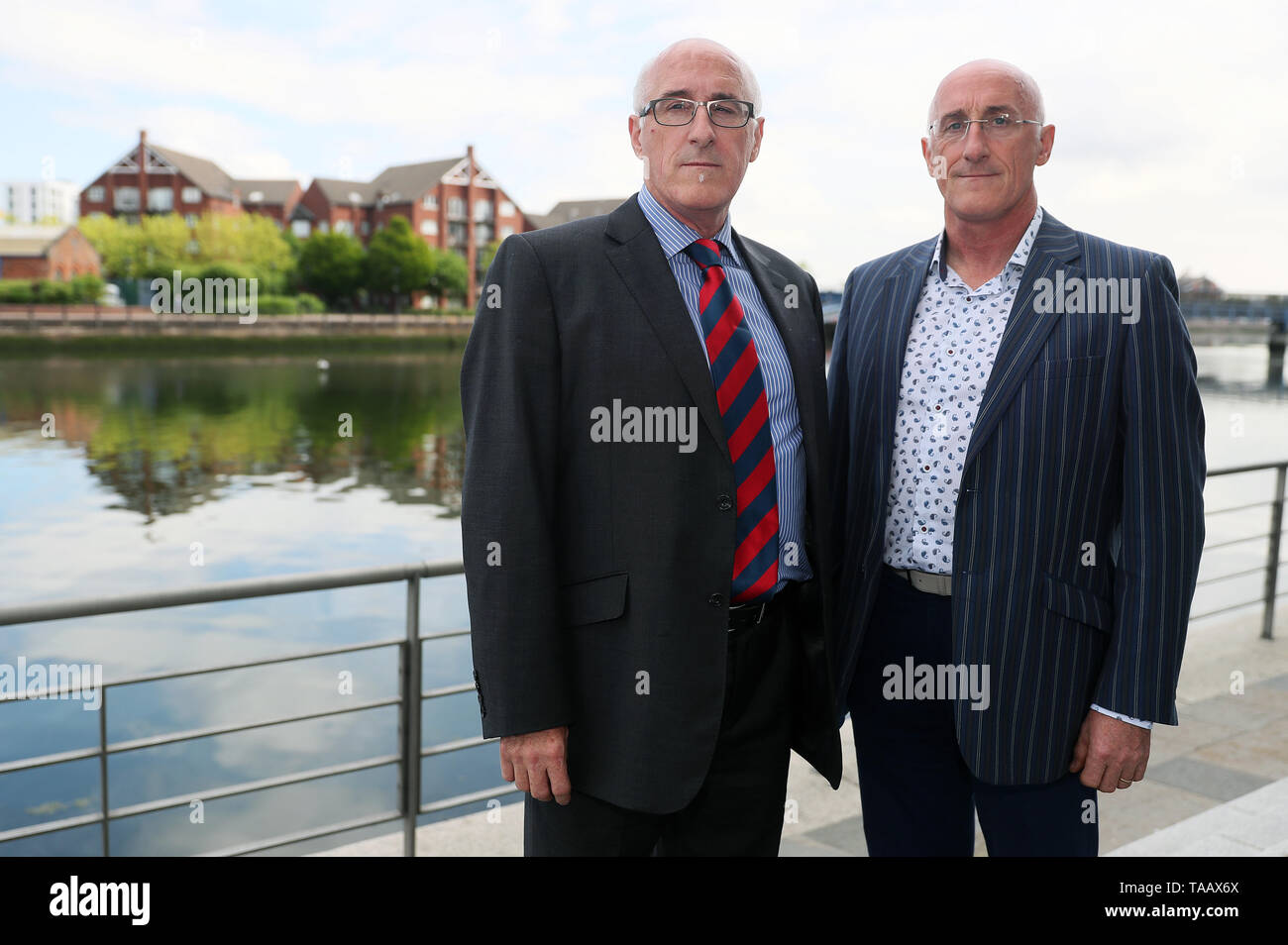 Gemelos de hemofílicos Nigel (izquierda) y Simon Hamilton, quien contrajo hepatitis C como resultado de productos sanguíneos contaminados, asistir a la británica sangre infectada investigación en Belfast donde dieron pruebas. Foto de stock
