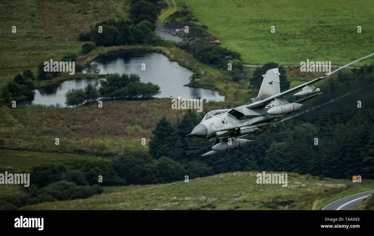 RAF Panavia Tornado GR4 volando bajo nivel a través del bucle de Mach en Gales, Reino Unido Foto de stock