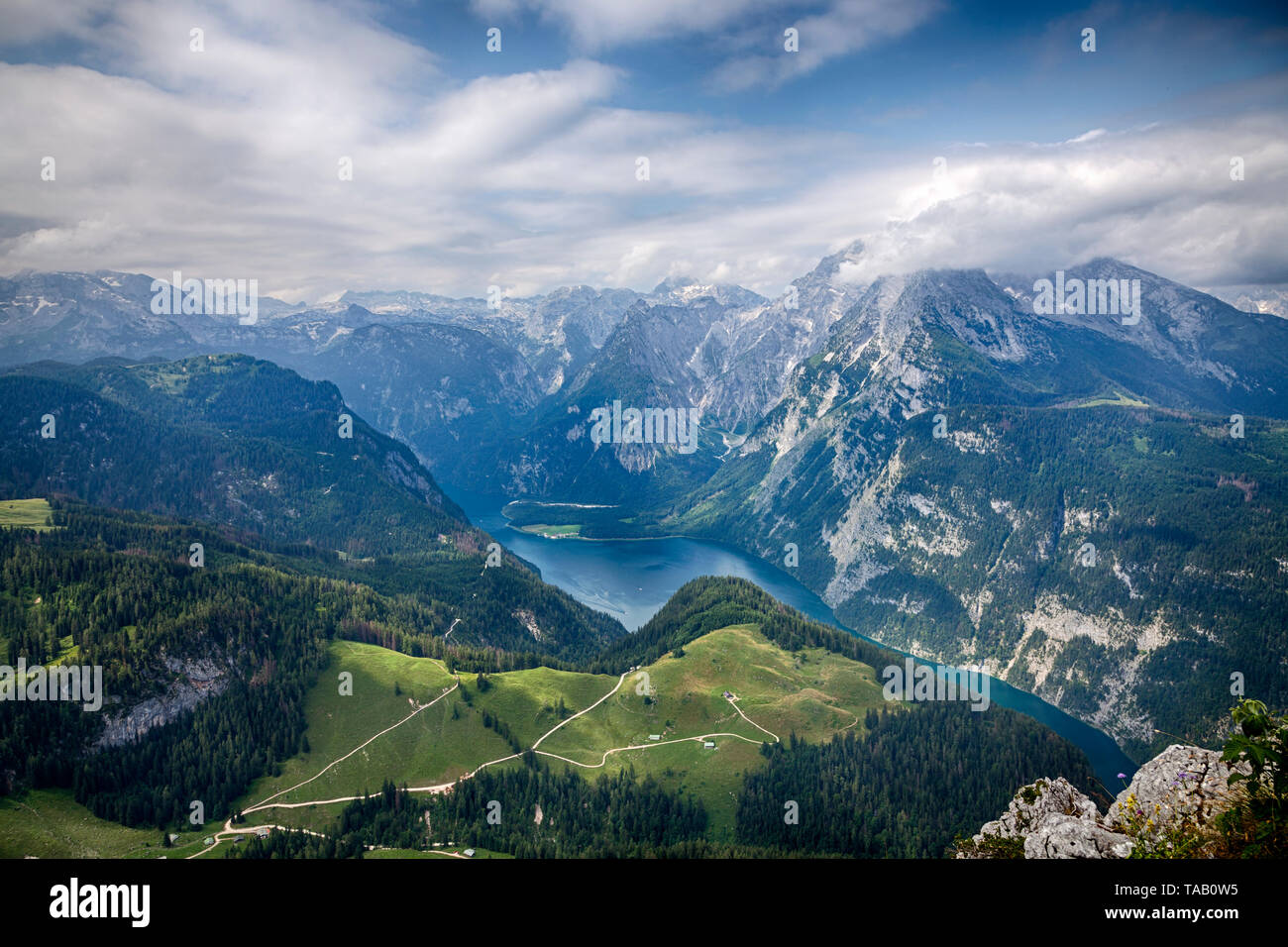 El lago Königsee y montañas circundantes, visto desde la cima de la montaña Jenner, justo al sur de Berchtesgaden, Baviera, Alemania Foto de stock