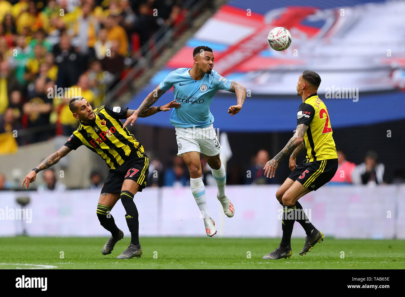 Gabriel Jesus De Manchester City Beats Roberto Pereyra Y Jose Holebas De Watford Manchester City V Watford Los Emiratos La Final De La Copa Fa El Estadio De Wembley Londres