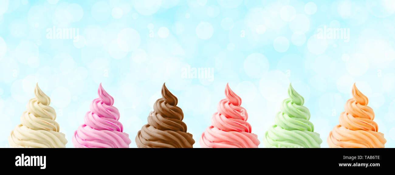 Los diferentes tipos de helado con un bokeh de fondo azul Foto de stock
