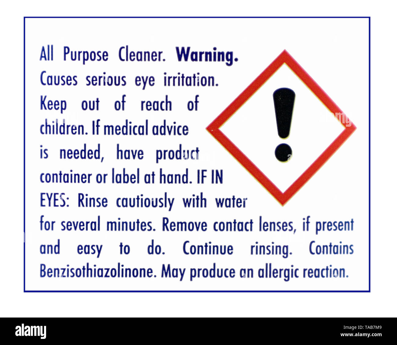 Etiqueta de advertencia de detergente doméstico aislado sobre un fondo blanco. Foto de stock