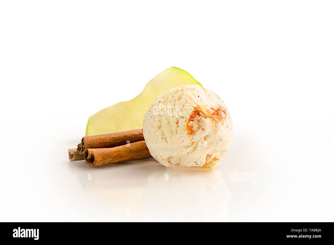 Bola de helado, manzana y canela sabor con ingredientes, aislado en un fondo blanco. Foto de stock
